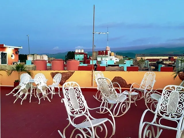 Terrazza con vista sui tetti e le montagne al tramonto