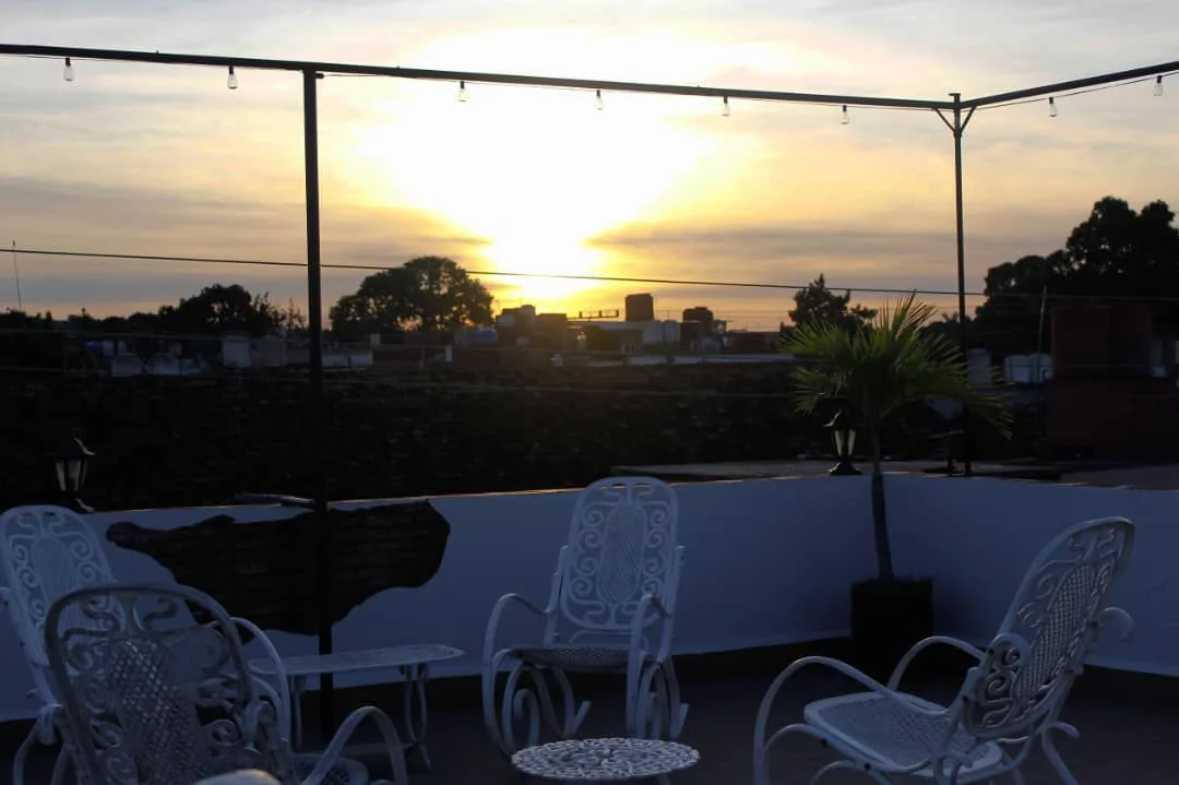 Terrazza con vista sui tetti al tramonto
